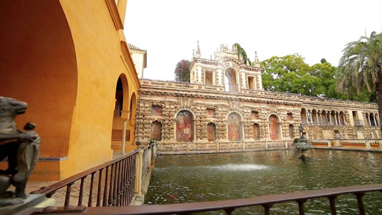 Дворец Алькасар фонтан